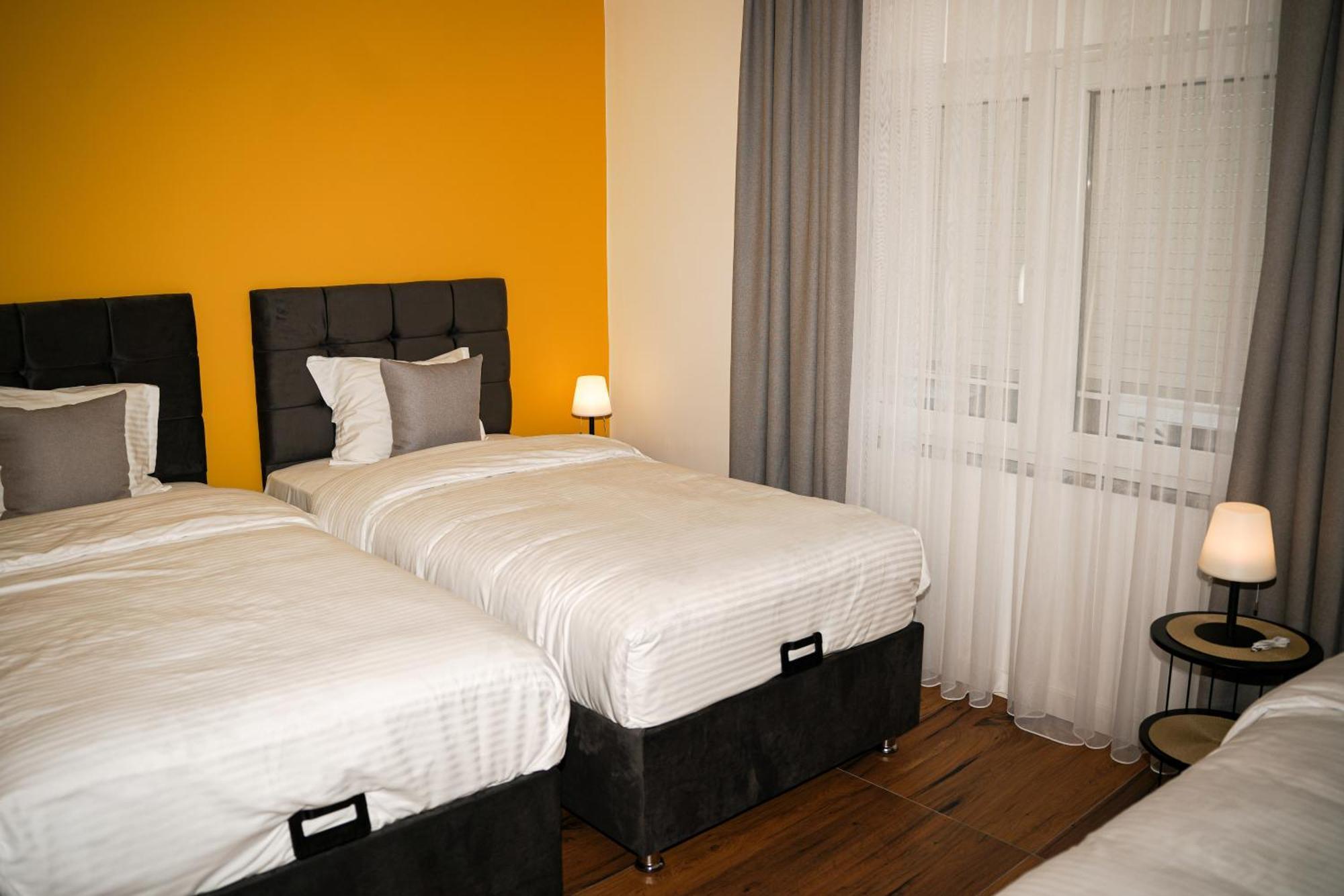 Ten Guest House Pristina Exterior photo