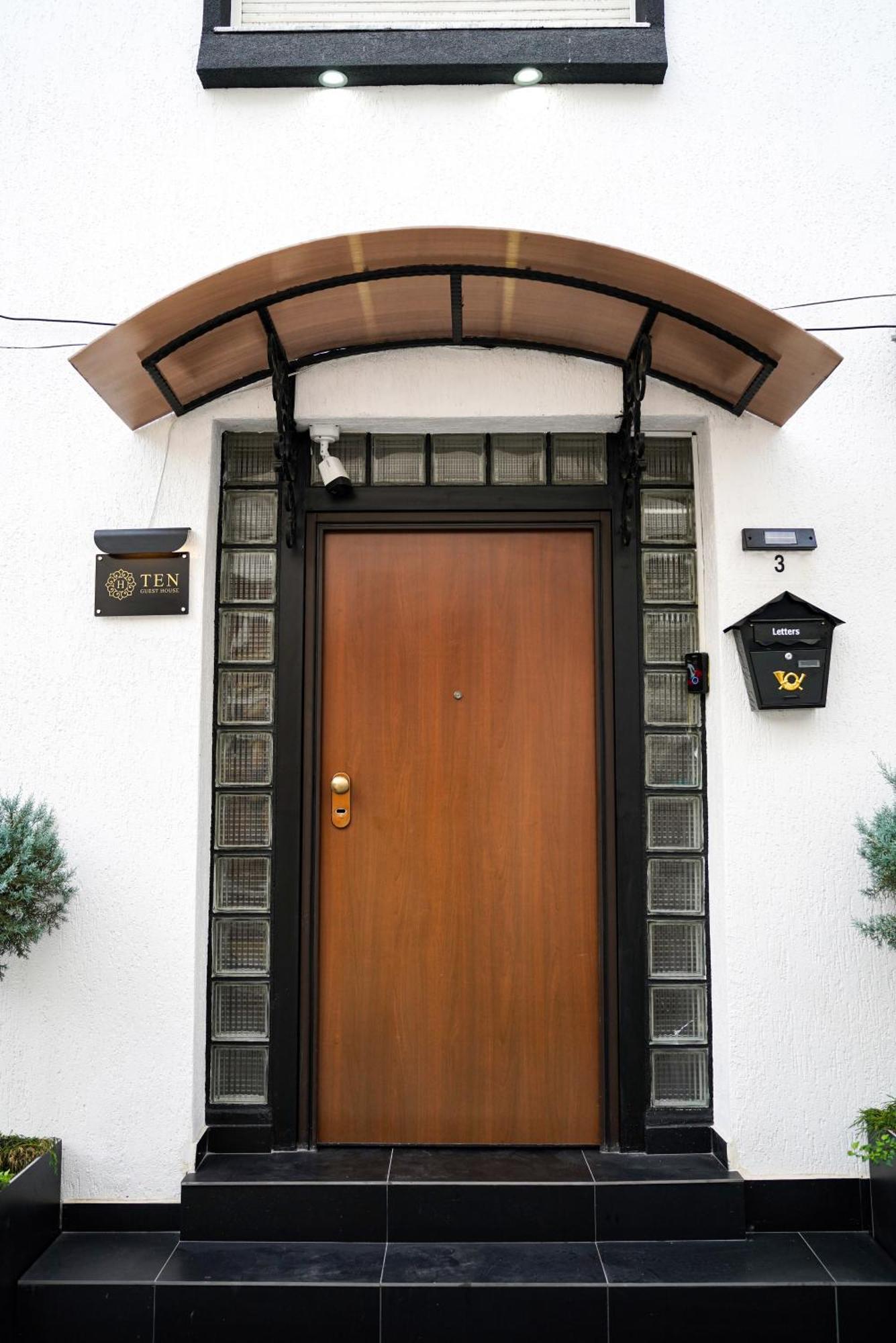 Ten Guest House Pristina Exterior photo